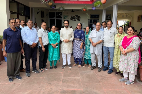 अनुराग सिंह ठाकुर ने समीरपुर स्थित आवास पर स्थानीय जनता से मिलकर जनसमस्याओं की सुनवाई की