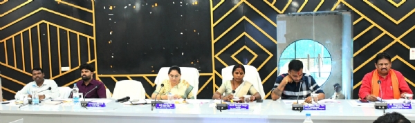 जिला पंचायत अध्यक्ष।