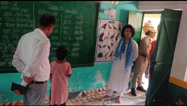 ब्लैकबोर्ड पर बच्चों को पड़ती डीएम दुर्गा शक्ति नागपाल