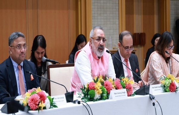 टोक्‍यो में भारत-जापान संबंधों तथा कपड़ा क्षेत्र में अवसरों पर चर्चा करते गिरिराज सिंह