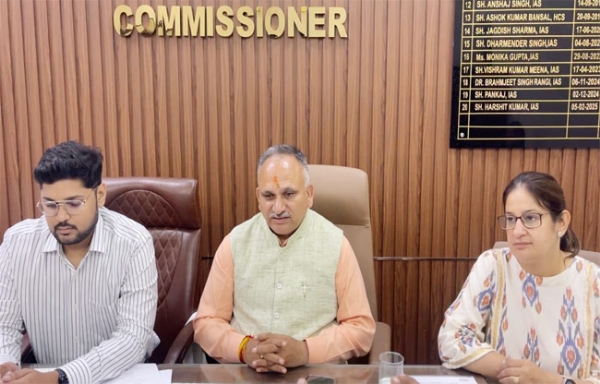 सोनीपत: पत्रकार  वार्ता में मेयर राजीव जैन आयुक्त हर्षित कुमार सह आयुक्त मीतू धनखड़
