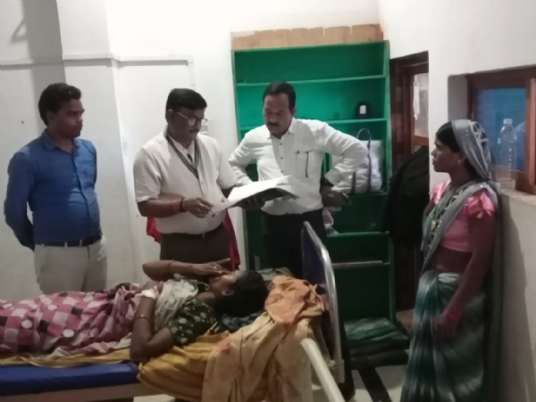बेलन बरौधा के निजी अस्पताल में भर्ती हूंए मरीजों से ईलाज के बारे में जानकारी लेते डिप्टी सीएमओ अवधेश कुमार