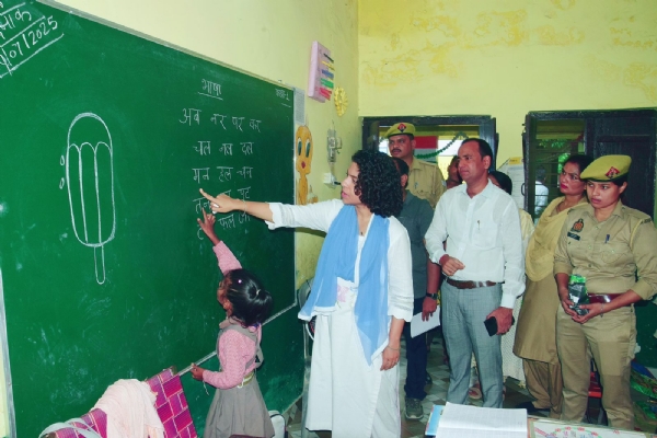 ब्लैकबोर्ड पर बच्चों को पड़ती डीएम दुर्गा शक्ति नागपाल