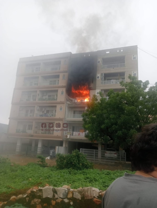 पांच मंजिला अपार्टमेंट की तीसरी मंजिल स्थित फ्लैट में लगी आग