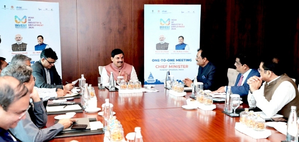 दुबई में डीपी वर्ल्ड के उद्योगपतियों से चर्चा करते हुए मुख्यमंत्री