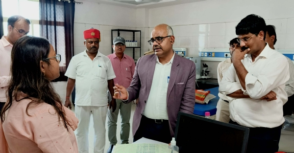 कानपुर निगोहा स्थित 50 शैय्या आयुष चिकित्सालय का जिलाधिकारी द्वारा निरीक्षण किया गया का छायाचित्र