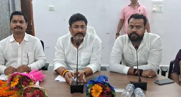 संबोधित करते राजू तिवारी