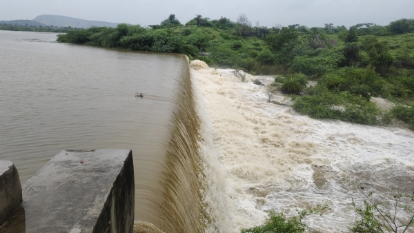 पूंजपुर का पुंजेला बांध छलका