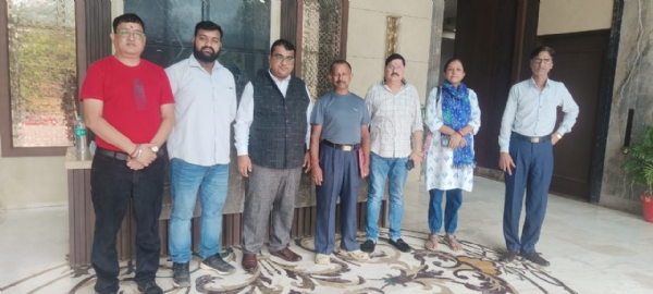 नगर प्रशासक से मुलाकात करते फोरम के सदस्‍य