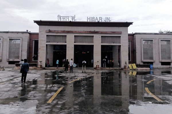 हिसार रेलवे स्टेशन पर चल रहे कार्य।