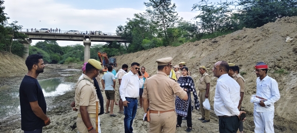 मौके पर उपस्थित जिलाधिकारी डॉ दिनेश चंद्र सिंह के साथ अन्य कर्मचारी