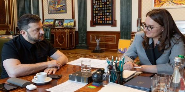 राष्ट्रपति व्लादिमीर जेलेंस्की ने यूलिया स्विरीडेन्को से मुलाकात की है। मुलाकात के इस फोटो को जेलेंस्की ने एक्स हैंडल पर साझा किया है।