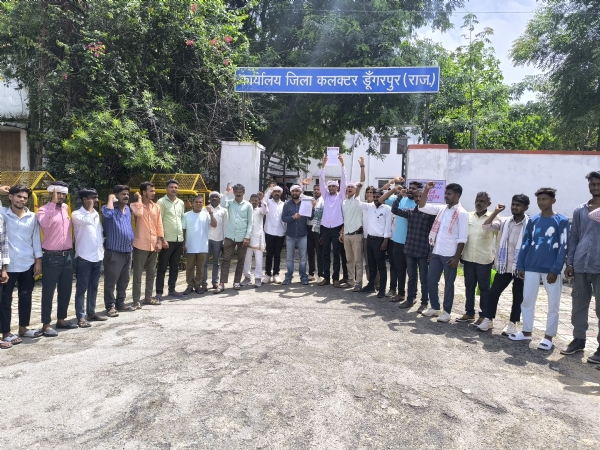 जिला मुख्यालय पर कलेक्ट्रेट गेट पर प्रदर्शन करते हुए