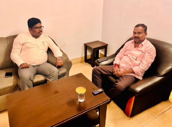 विधायक मंगल कालिंदी डीओफो सबा आलम से बात करते