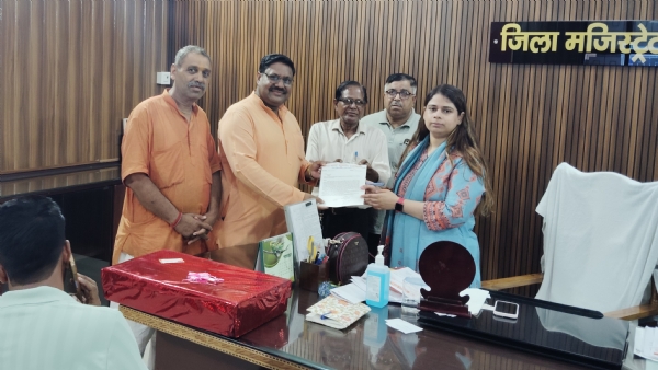 डीएम को ज्ञापन देते हुए गंगा सुधार समिति के पदाधिकारी