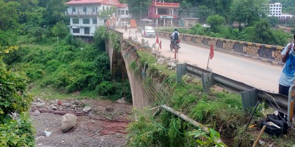 राष्ट्रीय उच्च मार्ग कालाअम्ब पोन्टा पर प्राचीन मारकंडा पुल क्षतिग्रस्त