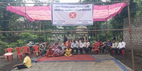 सड़क की बदहाल स्थिति के खिलाफ ग्रामीणों नेे क‍िया आर्थिक नाकेबंदी