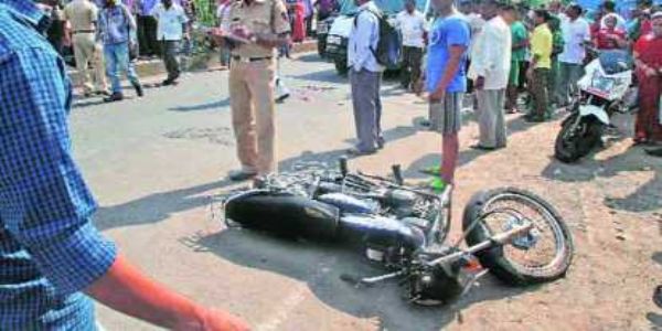 बाजार से लौटते समय ट्रक से टकराई बाइक, दो युवकों की मौके पर मौत