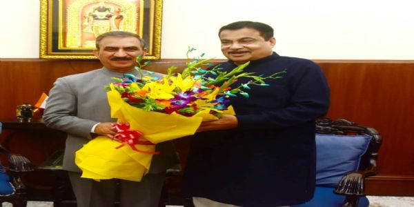 मुख्यमंत्री ने गडकरी से की मुलाकात, हिमाचल की सड़कों के लिए मांगा सहयोग