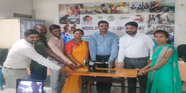 विश्व युवा कौशल दिवस पर काजल को मिला सिलाई मशीन