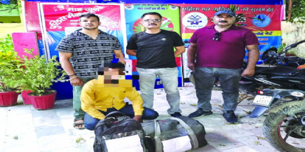 कांवड़ में सप्लाई के लिए लाया जा रहा लाखों रुपये का गांजा बरामद, तस्कर गिरफ्तार