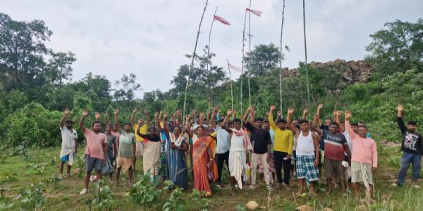 पोडाहातु पहाड़ बचाने के लिए ग्रामीणों ने किया प्रदर्शन
