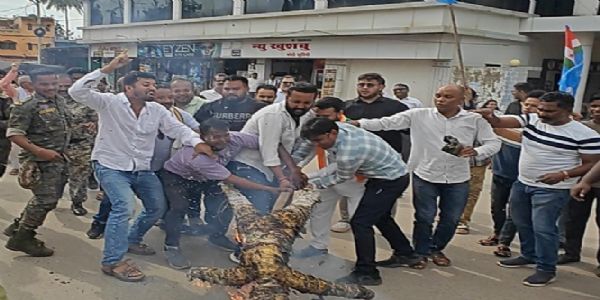 एनएसयूआई ने डिजिटल नकल के विरोध में किया पुतला दहन