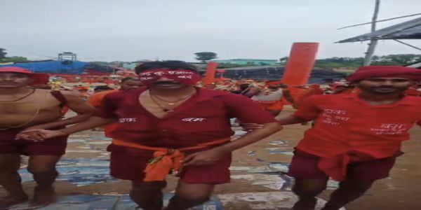 लोहरदगा : महेन्द्र आंख में पट्टी बांधकर चढ़ाते हैं बाबा बैद्यनाथ धाम में जल