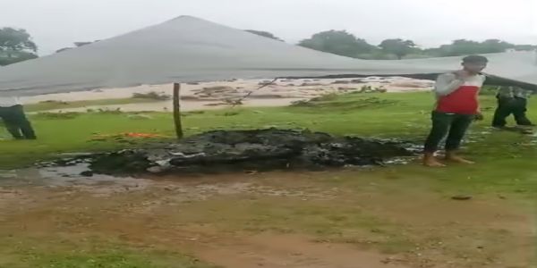 शिवपुरीः बारिश में भींगती रही चिता, तिरपाल के नीचे हुआ अंतिम संस्कार