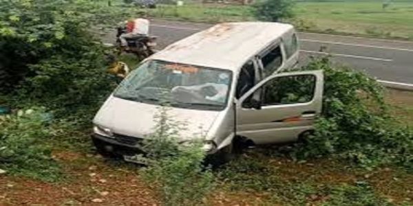 शिवपुरी: पीछे से आ रहे वाहन के कट मारने के चक्कर में बेकाबू हाेकर पलटी वैन, 6 यात्री घायल, 2 गंभीर