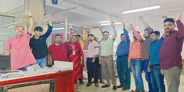 डाककर्मियों ने 41 सूत्री मांगों को लेकर जताया विरोध, काली पट्टी लगाकर किया काम