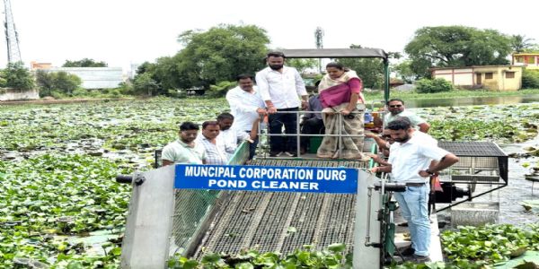 कुरुद के जलसन तालाब की पोंड गार्बेज क्लीनिंग मशीन से हो रही सफाई