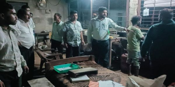 शराब दुकान के खोमचों पर निगम प्रशासन ने की कार्रवाई