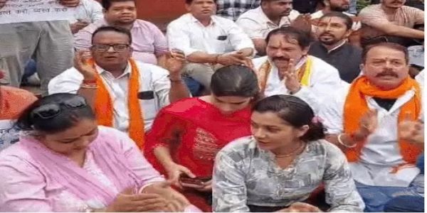 महारानी कॉलेज में मजार को लेकर विवाद गहराया, धरोहर समिति ने किया हनुमान चालीसा पाठ