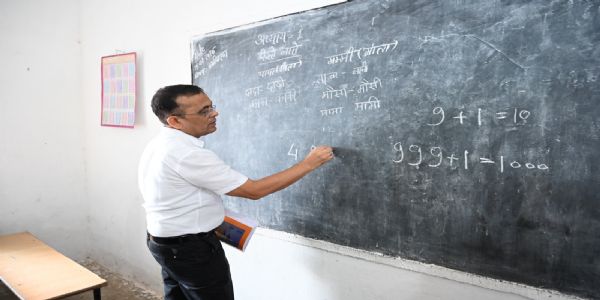जांजगीर कलेक्टर दिखे शिक्षक की भूमिका में , विद्यार्थियों से पूछे सवाल