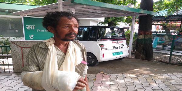 हाथ जले व्यक्ति की डीएम सविन बंसल ने की मदद