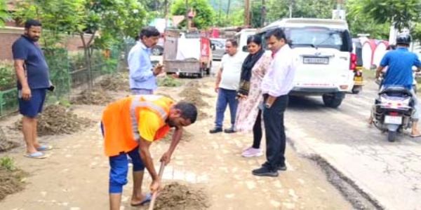 सड़क पर कूड़ा फेंकने वालों पर होगी कार्यवाही, नगर निगम ने लगाए सीसीटीवी कैमरे