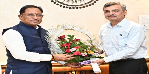 मुख्यमंत्री साय से भारत सरकार में भूमि संसाधन सचिव ने की सौजन्य भेंट