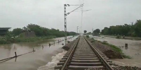 रेल सेवाएं बाधित : बारिश से दूसरे दिन भी रेल संचालन आंशिक प्रभावित