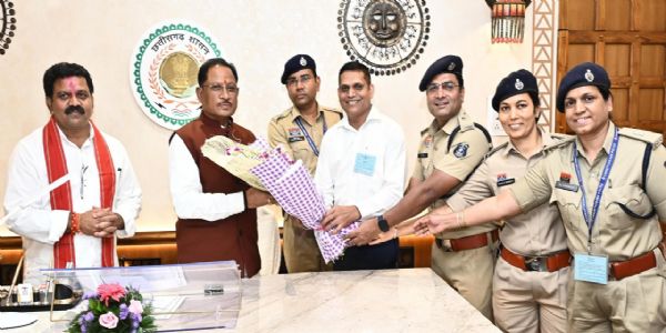 मुख्यमंत्री साय से राज्य पुलिस सेवा अधिकारियों ने की सौजन्य भेंट