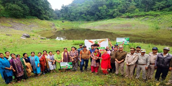 सूखाताल में रोपे गए बांज और औषधीय प्रजातियों के पौधे