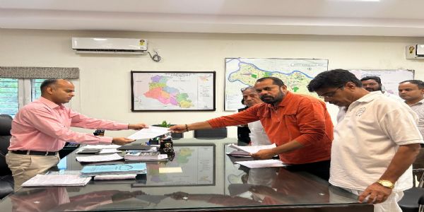 आदिवासियों का मकान तोड़े जाने पर कांग्रेस ने की उपायुक्त से कार्रवाई की मांग