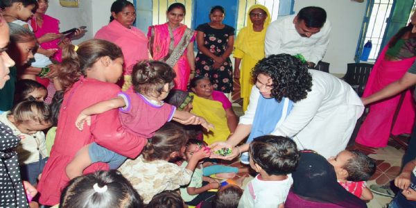 कमजोर बच्चों की पहचान को डीएम ने खुद कराई लंबाई और वजन की माप