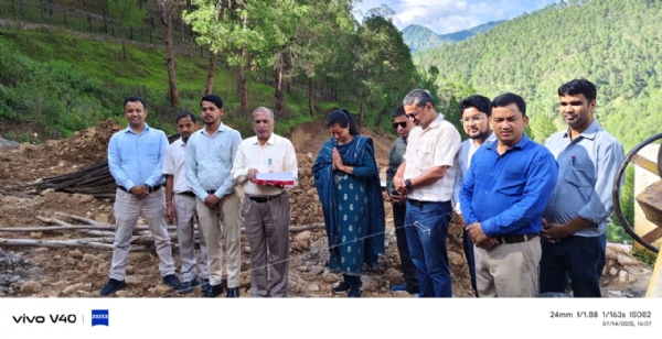 पैठणी में महाविद्यालय के बहुउद्देशीय  भवन शुभारंभ अवसर पर पूजा अर्चना करते प्राचार्य व शिक्षक