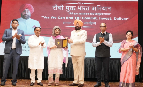 अक्षय मित्रों को सम्मानित करते राज्यपाल।