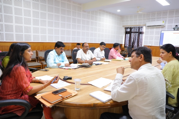 एनआईसी कक्ष में जल स्रोतों के संरक्षण व संवर्धन योजना को लेकर बैठक लेती डीएम