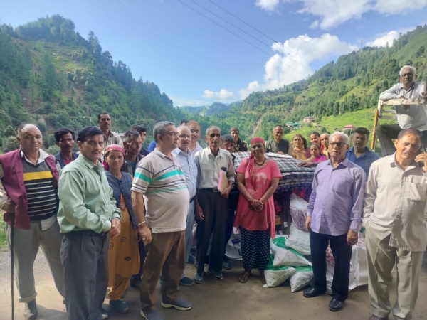 राहत सामग्री के साथ सराज पहुंचे ज्येष्ठ एवं वरिष्ठ नागरिक कल्याण परिषद मंडी के सदस्य।