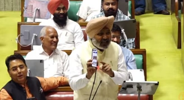 पंजाब विधानसभा में नेता प्रतिपक्ष प्रताप बाजवा काे ट्वीट दिखाते हरपाल चीमा