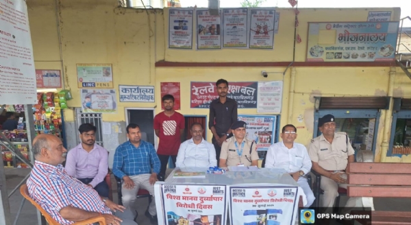 अररिया फोटो:स्टेशन पर आयोजित कार्यक्रम में मंचासिन अतिथि