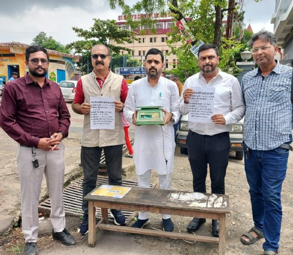 कांग्रेसियाें ने स्कूल पहुंचकर छात्रों के बैग का किया वजन